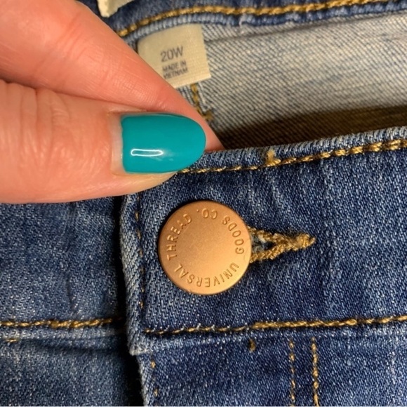 Universal Thread High Rise Straight Leg Jean - Picture 7 of 8